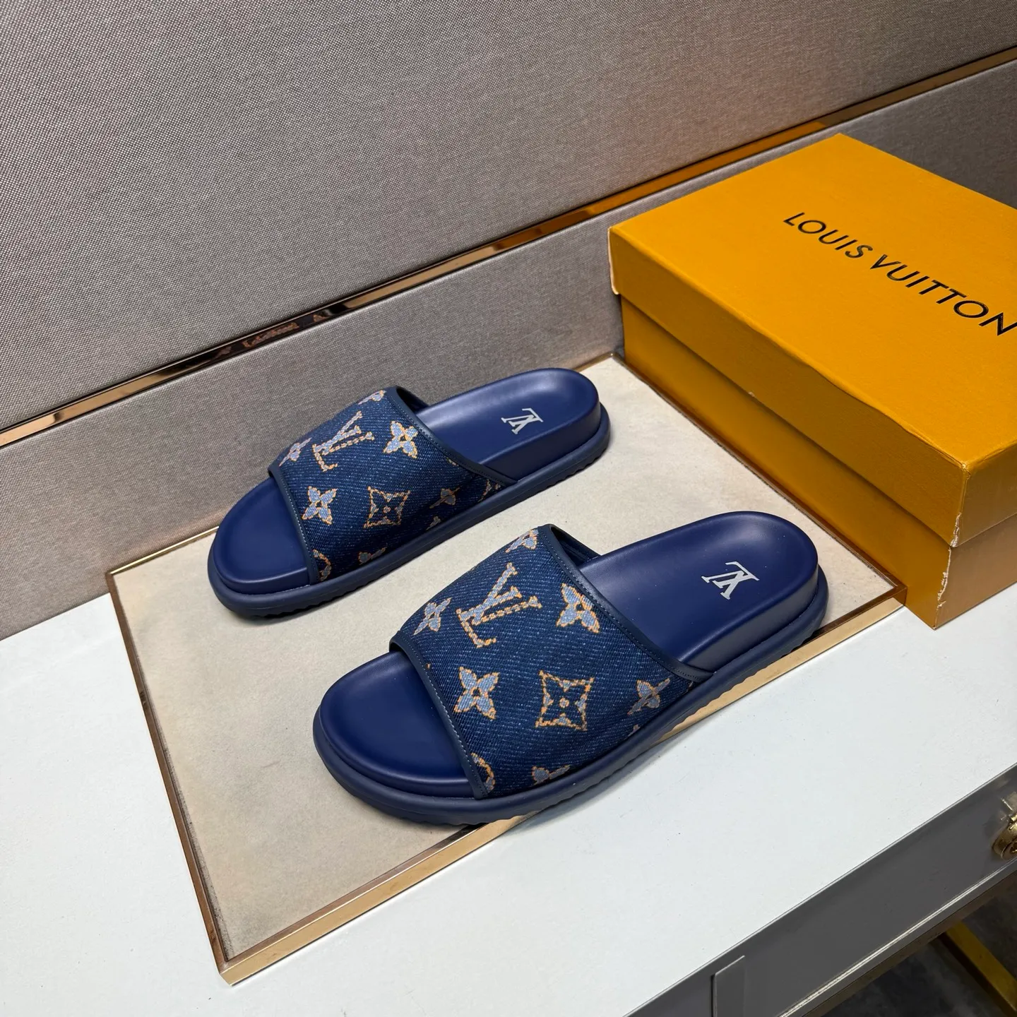 ⬛️Men's shoes 💰p320 [LV～] Men's casual slippers 2025z cabinet sales simultaneously 🔶Size: 38-44 #️⃣ 🔷2 colors🔜The upper is made of multi-material splicing➕Genuine leather lining, comfortable and breathable, sole: original comfortable and wear-resistant outsole, ⚠️Real shot📱Photographed🎬The real thing is better📢📢📢
